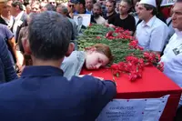 Ferdi Zeyrek'i Son Yolculuğuna Kızları Uğurladı