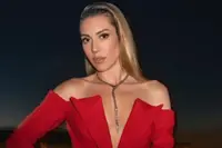 Sinem Kobal'dan Bikinili Paylaşım