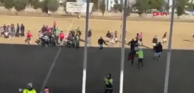 14 kırmızı kartın çıktığı maçta skandal olaylar: Yumruk ve tekmeler havada uçuştu!