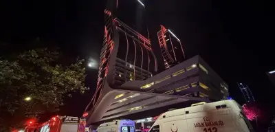 İzmir'de Çok Katlı Binada Korkutan Yangın! Spor Salonundakiler Tahliye Edildi