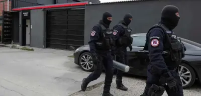 Maskeli ve Silahlı Polisler Andrew Tate'in Evine Baskın Düzenledi