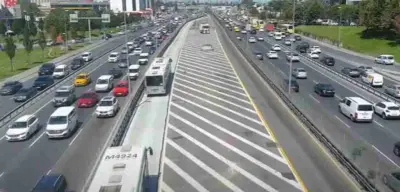 Metrobüs Hattında Yol Çalışması Başladı! İstanbul'da Trafik Arttı