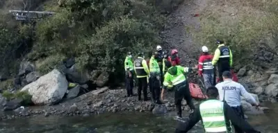 Peru'da Feci Kaza! Yolcu Minibüsü 220 Metrelik Uçuruma Yuvarlandı, 10 Kişi Hayatını Kaybetti