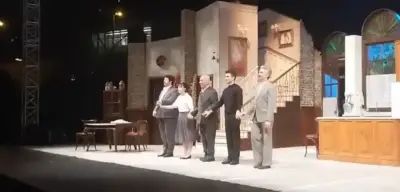 Şener Şen'in Oyununa Cam Şişe Fırlatıldı! Büyük Ustaya Büyük Ayıp Yapıldı