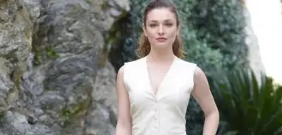 Serra Arıtürk Kimdir? Taş Kağıt Makas'ta Alev Dönertaş Rolüyle Karşınızda