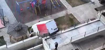Sincan’da Şaşkınlık Yaratan Kaza! El Freni Çekilmeyen Kargo Aracı Parka Uçtu