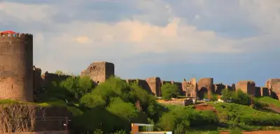 Tarihi Surlardan Düşen Çocuk Hayatını Kaybetti