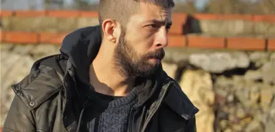 Taş Kağıt Makas Dizisi Azad Kimdir? Aytaç Uşun’un Canlandırdığı Azad’ın Hikayesi ve Özellikleri