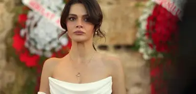 Uzak Şehir’in Alya’sı Sinem Ünsal’ın Siyah-Beyaz Şıklığı Gündem Oldu: ‘Kuğu Gibisin’