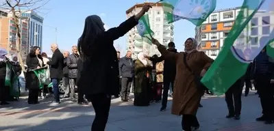 Öcalan'ın Açıklaması için Diyarbakır, Van ve Suriye'ye Dev Ekranlar Kuruldu