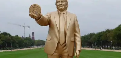 Trump'ın Bitcoin Heykeli Orada Sergileniyor