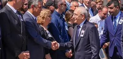 Kılıçdaroğlu ve Özel, Orhan Sür'ün Cenaze Töreninde İlk Kez Bir Araya Geldi