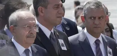 Özel'in Kılıçdaroğlu'na Bakışları Dikkat Çekti