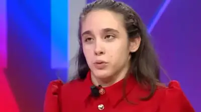 Ceyda Düvenci’nin Kızı Melisa, Nil Karaibrahimgil ile Sahneye Çıkıyor! Sosyal Medyada Heyecan Yarattı