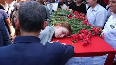 Ferdi Zeyrek'i Son Yolculuğuna Kızları Uğurladı