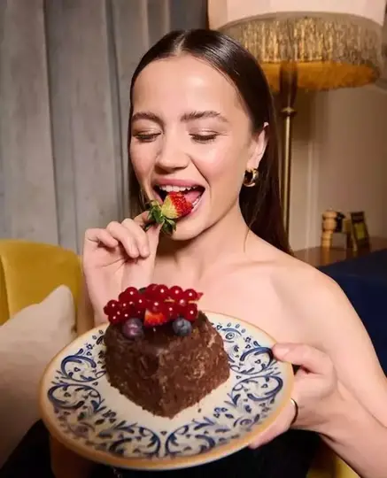 Kanal 7'nin yakında final yapacak olan Kan Çiçekleri dizisinde 3 sezondur Dilan karakteriyle gönüllere taht kuran Yağmur Yüksel, 23 yaşına girdi. Duru güzelliğiyle dikkat çeken Yüksel, sosyal medya hesabından doğum gününe özel bir paylaşımda bulundu.