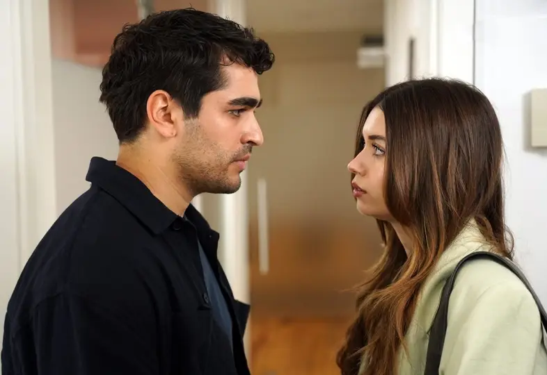 Afra Saraçoğlu ile Mert Ramazan Demir'in 3 sezondur devam eden partnerliklerinden ziyade özel hayatlarında yaşadıkları bir dargın-bir barışık ilişkileri gündeme geldi. Yalı Çapkını dizisinin Ferit ve Seyran'ı kavuşup barışırken, genç oyuncuların da magazin gündeminde sıkça ihanet ve ayrılık haberleriyle yer alması dizinin reytinglerine olumsuz yansıdı.