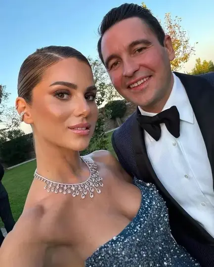 Sabancı ailesinin gelini Nazlı Sabancı, katıldığı bir iftar davetinde kendisine yapılan ilginç tatlı sunumuyla sosyal medyanın gündemine oturdu. Tatlı, topuklu ayakkabı şeklindeki bir objenin içine çikolata doldurularak servis edildi. Bu sıra dışı sunum, sosyal medyada geniş yankı uyandırdı.