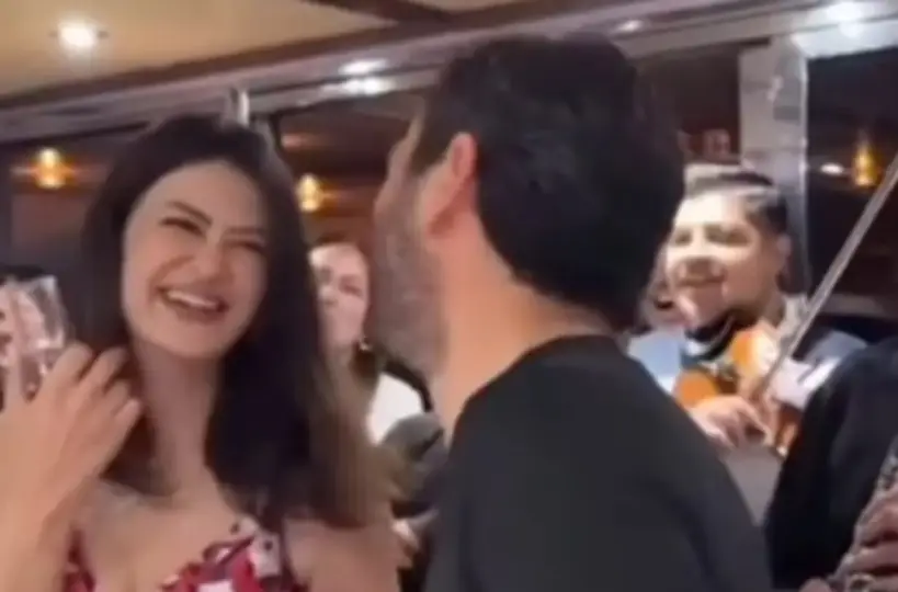 Başarılı oyuncu Ozan Akbaba, son dönemde Sinem Ünsal ile başrolünü paylaştığı Uzak Şehir dizisindeki performansıyla adından söz ettiriyor. Daha önce Eşkıya Dünyaya Hükümdar Olmaz, Kasaba Doktoru ve Ben Bu Cihana Sığmazam gibi projelerde de izleyici karşısına çıkan Akbaba, bu kez özel hayatıyla gündemde.