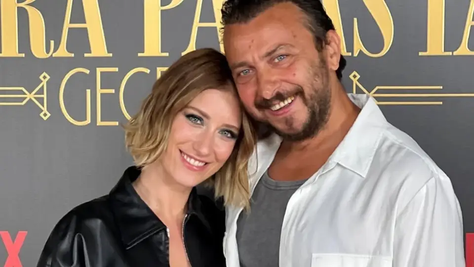 Disney Plus'ın yeni orijinal dizisi "Sekizinci Aile", ekranlara iddialı bir giriş yapmaya hazırlanıyor. 25 Film ve Normal Film ortak yapımı olan proje, dünyanın en zengin sekizinci ailesi olan Basmacıgil'lerin şaşaalı yaşamları içinde yaşanan çarpıcı iç çatışmaları eğlenceli ve trajikomik bir dille anlatıyor.