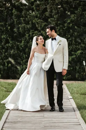 Ekranların sevilen oyuncusu Almila Ada, iş insanı İhsan Çilsal ile dünyaevine girdi. Tarabya'daki bir otelde gerçekleşen sade ve şık tören, çiftin ailelerinin ve yakın dostlarının katılımıyla yapıldı. Ünlü oyuncu, düğününde Beyaz Butik tasarımı zarif bir gelinlik tercih etti.