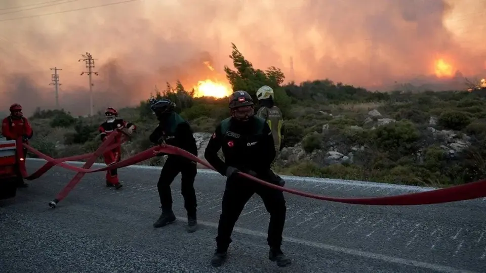 İzmir'in gözde turizm merkezi Çeşme'de, dün saat 13.30 sularında Ildır Mahallesi yakınlarında bir tarım arazisinde başlayan yangın, kısa sürede zeytinlik, makilik ve ormanlık alanlara sıçradı. Alevlerin hızla yayılmasında, saatte 85 kilometreye ulaşan şiddetli rüzgar etkili oldu. Yangının yerleşim yerlerini tehdit etmesi üzerine Çeşme'ye bağlı Ildır ve Germiyan mahalleleri ile Urla'nın Nohutalan Mahallesi tahliye edildi. Yangının büyümesiyle birlikte İzmir-Çeşme Otoyolu ve karayolu sivil araç geçişine kapatıldı.