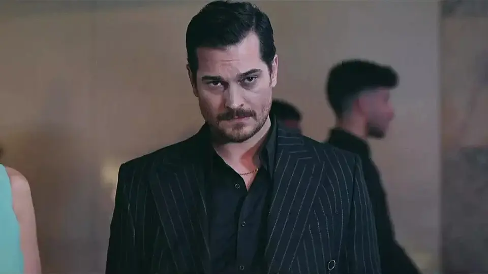 Son dönemin popüler dizisi Eşref Rüya ile büyük bir çıkış yakalayan Çağatay Ulusoy, bu yaz tatil yapmak yerine yeni bir film projesiyle izleyici karşısına çıkmaya hazırlanıyor. Ünlü oyuncu, imajını da bu film için yeniledi.